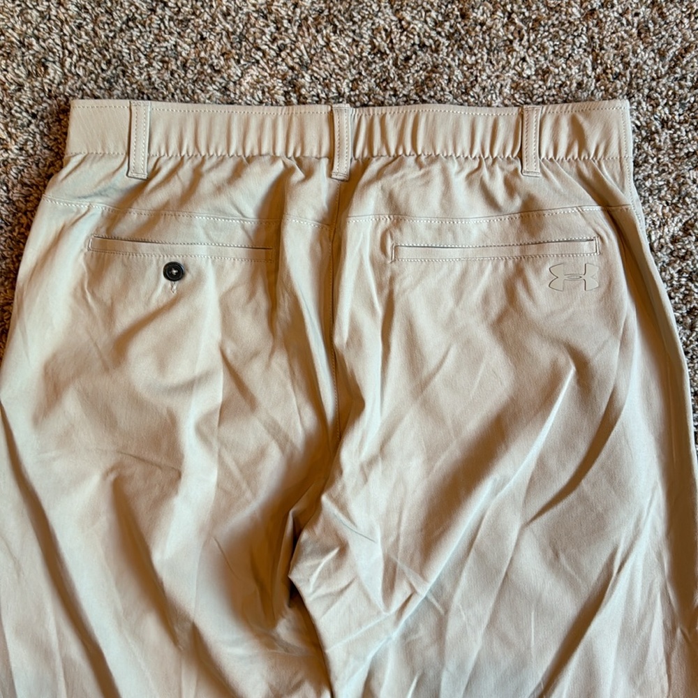 Men’s Under Armour khaki golf pants size 34/36- like new - Picture 4 of 4